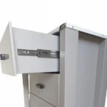 O Carro de emergência é um equipamento projetado para transportar medicamentos e suprimentos médicos essenciais para emergências médicas dentro de um hospital ou clínica. Possui gavetas e compartimentos para armazenar diferentes tipos de medicamentos e instrumentos médicos e é facilmente transportado para a área onde é necessária assistência médica imediata