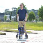 ANDADOR DOBRÁVEL 3 RODAS SUPORTA ATÉ 100 KG - D11 DELLAMED - Imagem 7